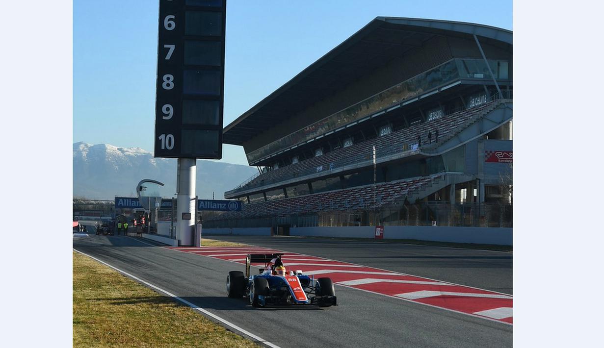 Rio Haryanto memacu mobil MRT05 saat sesi pagi hari pertama tes pramusim kedua F1 2016 di Sirkuit Catalunya, Barcelona, Spanyol, Selasa (1/3/2016). Sayang, kebocoran oli memaksanya kembali ke pit. (Bola.com/Instagram/Manorracing)