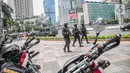 Petugas Brimob dengan senjata lengkap berjaga di kawasan Bundara HI, Jakarta, Kamis (24/12/2020). Pengamanan ini dilakukan guna memberikan pengamanan kepada umat nasrani merayakan malam natal di Jakarta. (Liputan6.com/Faizal Fanani)