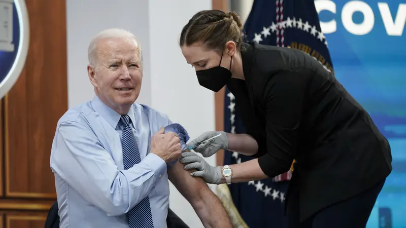 Joe biden Terima Suntikan Booster Vaksin Covid-19 Kedua