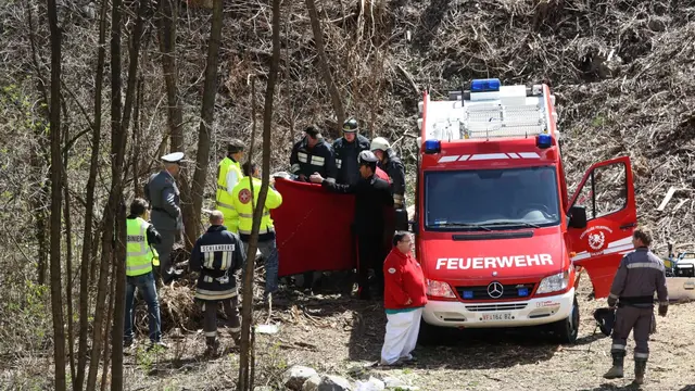 Tim penyelamat bekerja di lokasi tergelincirnya kereta api di dekat Merano, Italia, yang menewaskan 9 orang. ((Pierre Teyssot/ AFP)