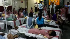 Sejumlah siswi dirawat di rumah sakit menyusul kebocoran gas dari sebuah depot kontainer di New Delhi, Sabtu (6/5). Lebih dari 100 siswa dilarikan ke rumah sakit, di antaranya menderita sesak napas, mual, iritasi mata bahkan pingsan. (Chandan KHANNA/AFP)