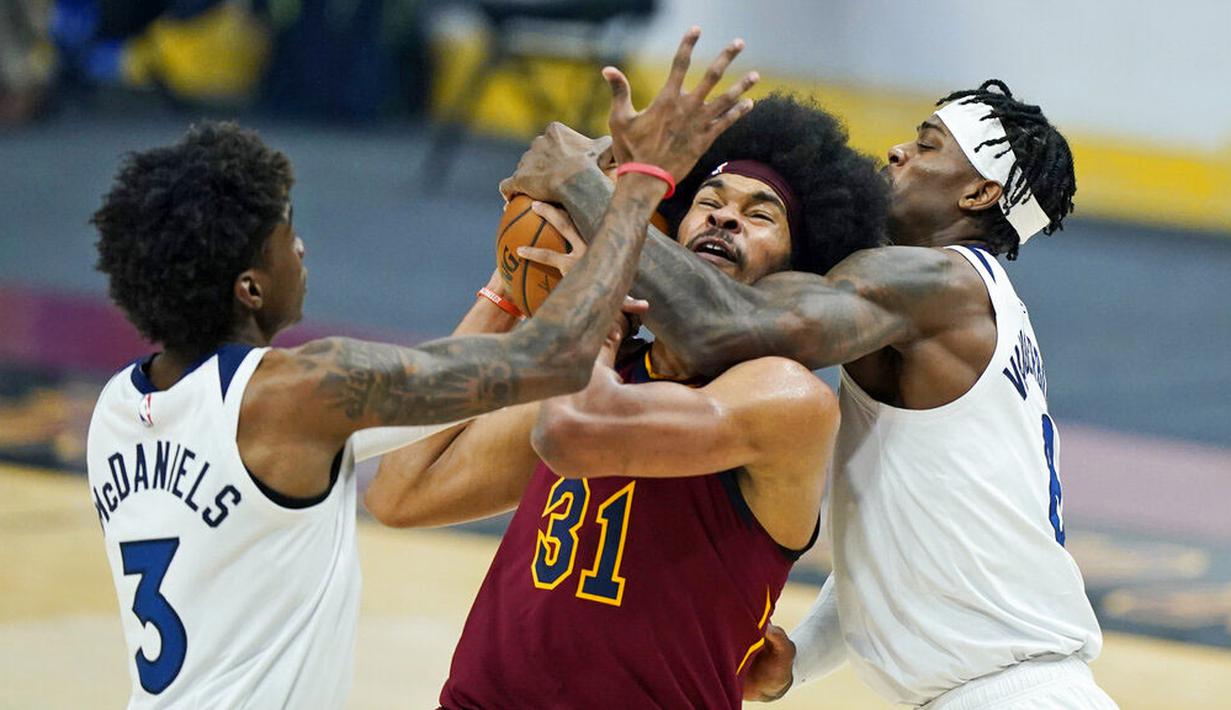 Pebasket Cleveland Cavaliers, Jarrett Allen, berebut bola dengan pebasket Minnesota Timberwolves, Jarred Vanderbilt dan Jaden McDaniels pada laga NBA di Rocket Mortgage FieldHouse, Senin (1/2/2021). Cavaliers menang dengan skor 100-98. (AP/Tony Dejak)