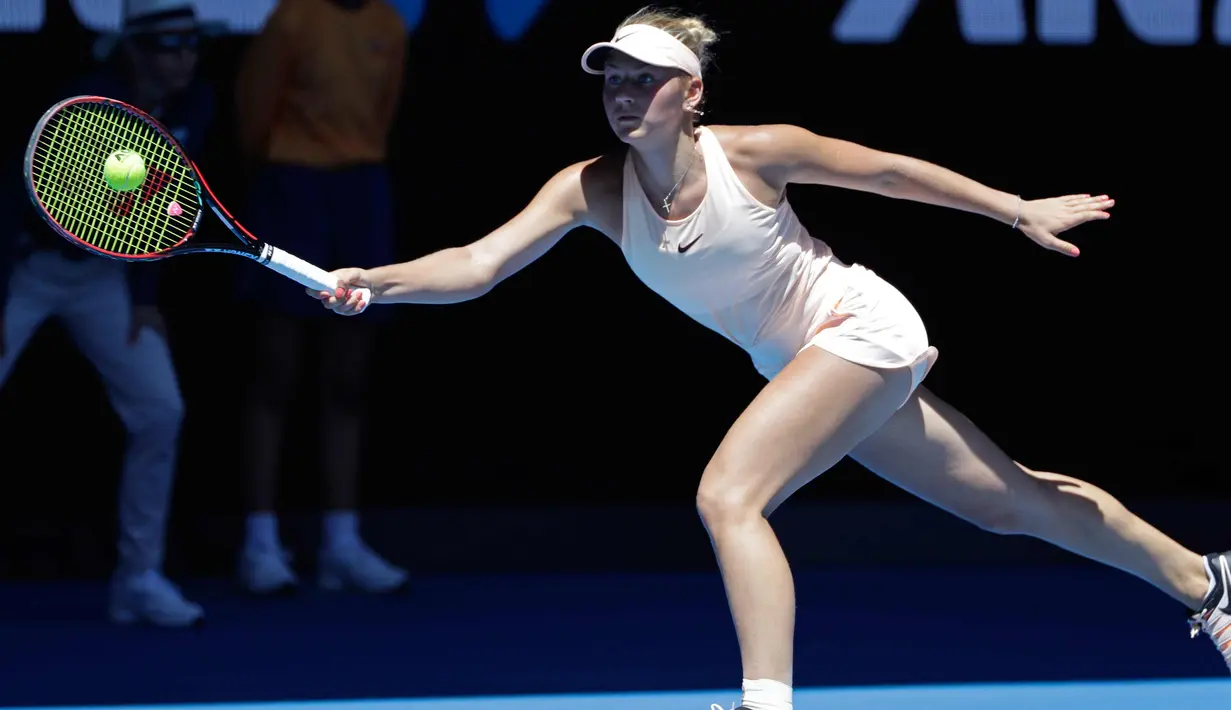 Petenis Ukraina Marta Kostyuk berusaha mengembalikan bola saat bertanding melawan petenis Australia Olivia Rogowska pada putaran kedua di Australia Terbuka di Melbourne, (15/1). (AP Photo / Dita Alangkara)