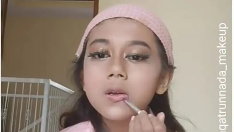 Vlogger Cilik Bikin Video Tutorial Makeup Angkat Jemuran