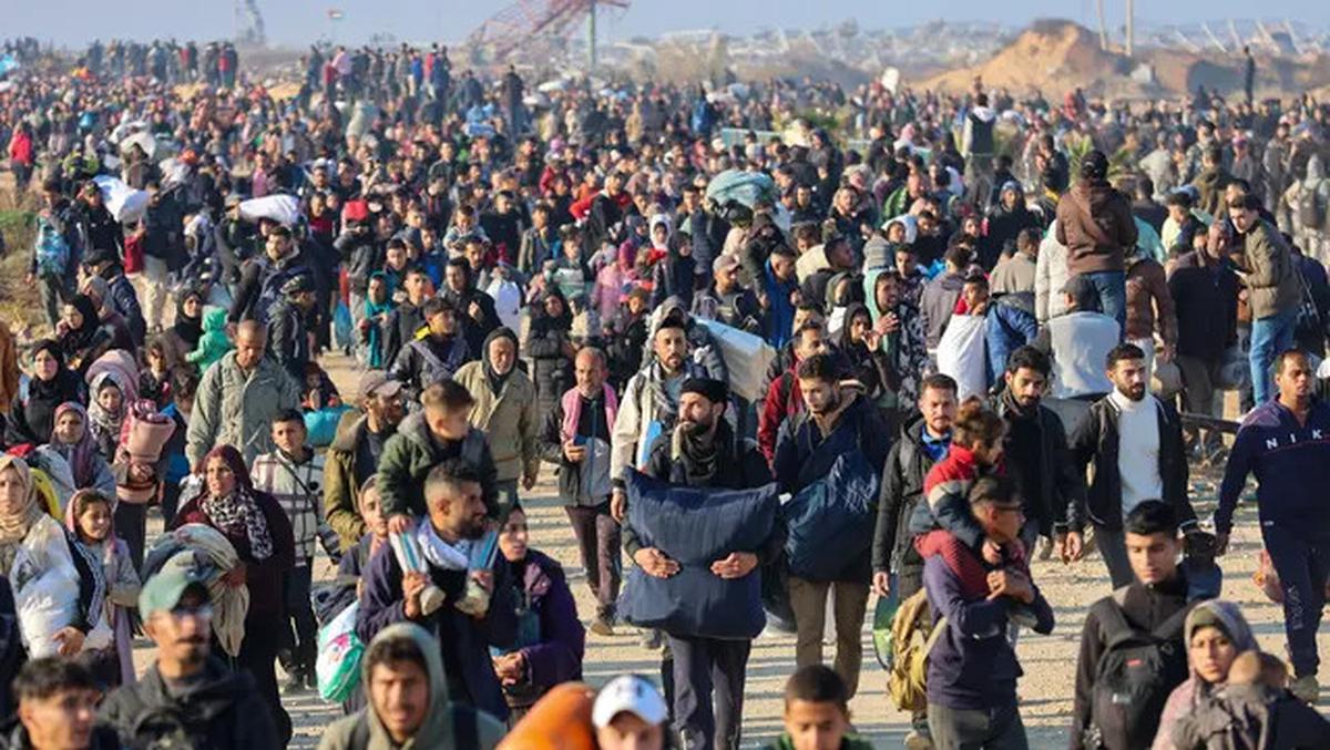Potret Ribuan Warga Palestina Susuri Koridor Netzarim Untuk Kembali ke Gaza Utara