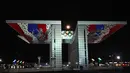 Pemandangan ketika supermoon terlihat di Gerbang Damai di Olympic Park di Seoul, Korea Selatan, Rabu (31/1). (AP Photo/Ahn Young-joon)