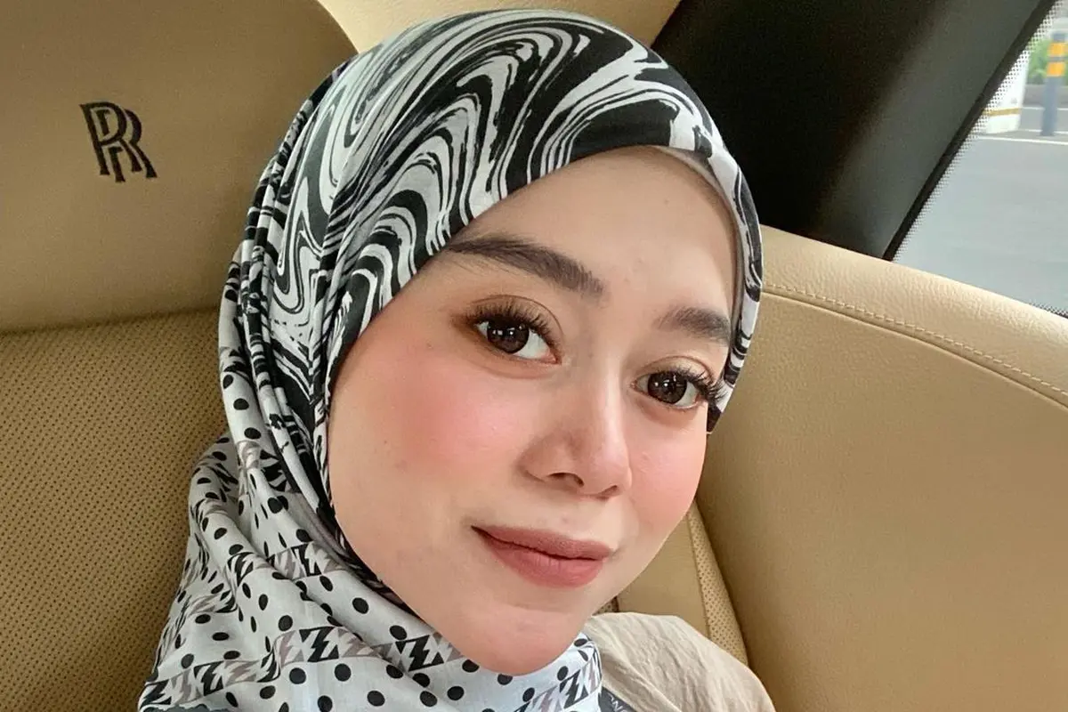 Lesti Kejora tersenyum saat arisan bareng rekan selebriti