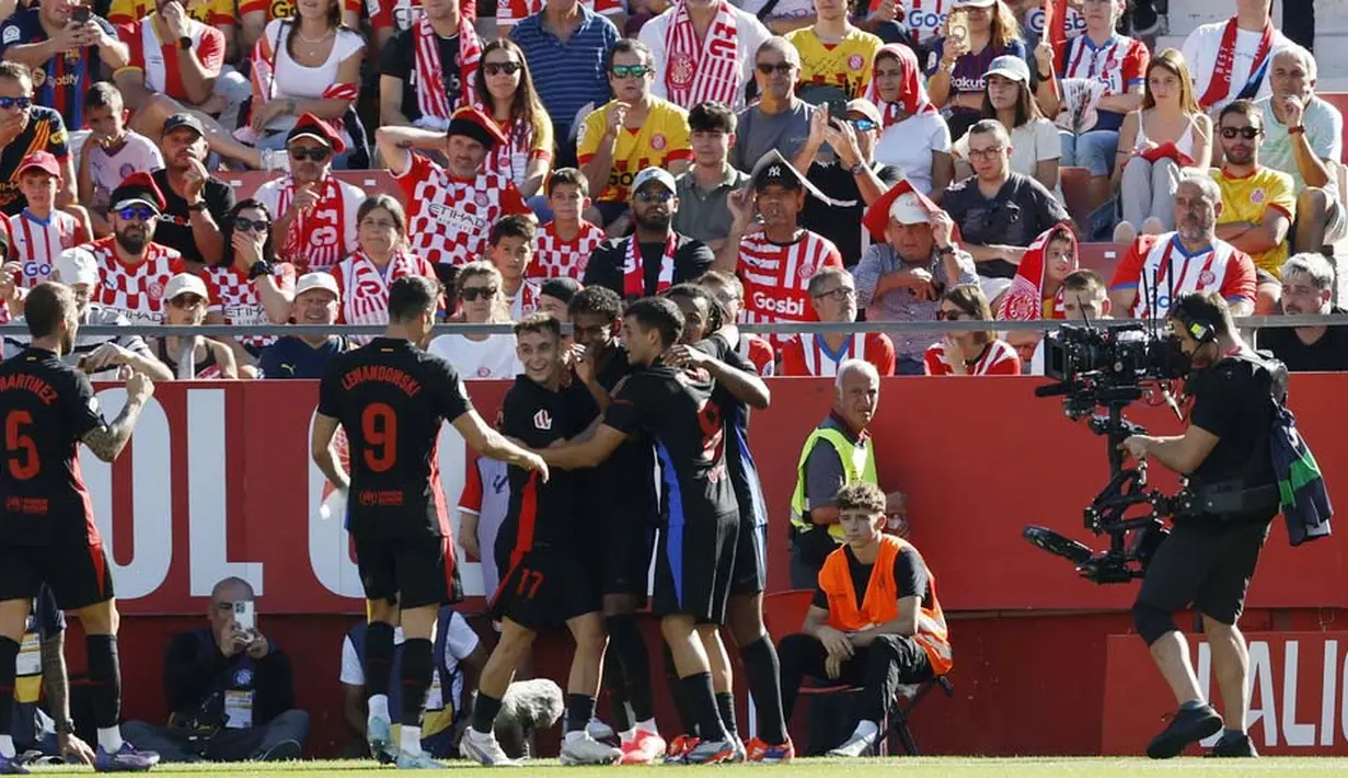 Barcelona tampil perkasa untuk menghajar Girona dengan skor 4-1 dalam laga La Liga 2024/2025 jornada kelima yang digelar di Estadio Municipal de Montilivi, Minggu (15/9/2024) malam WIB. (AP Photo/Joan Monfort)