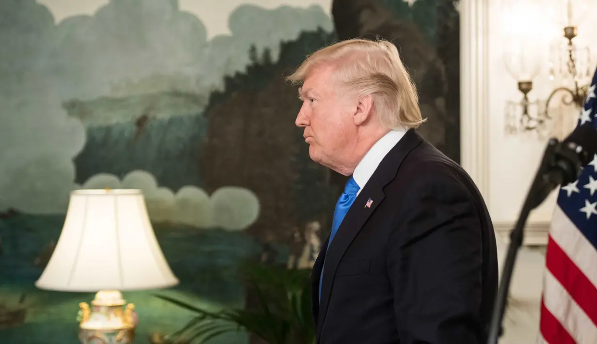 Presiden AS Donald Trump meninggalkan Ruang Diplomatik usai memberi pernyataan terkait penembakan terhadap Steve Scalise di Gedung Putih di Washington (14/6). (AFP Photo/Nicholas Kamm)