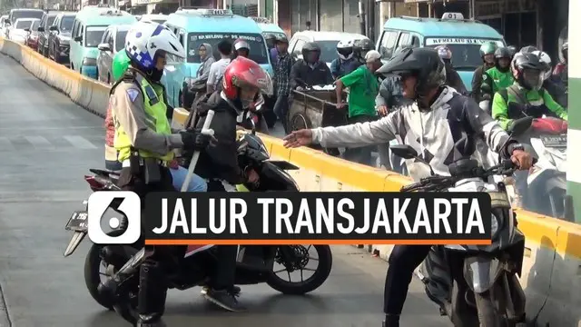 Polisi menggelar operasi sterilisasi jalur Transjakarta di Jakarta Timur. Ratusan pengendara terjaring operasi ini, polisi juga mencegah beberapa pengendara yang kabur menghindari razia.