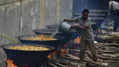 Seorang pria memasak kari tradisional untuk disajikan dalam makanan komunal selama bulan suci Ramadhan di Banda Aceh (25/4/2021). Menu ini sering dimasak setiap memperingati kenduri Nuzul Quran pada setiap pertengahan bulan suci Ramadhan. (AFP/Chaideer Mahyuddin)