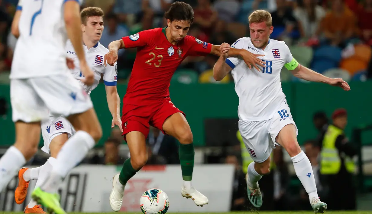 Penyerang muda timnas Portugal, Joao Felix berebut bola dengan pemain timnas Luksemburg, Florian Bohnert dalam laga lanjutan Grup B Kualifikasi Piala Eropa 2020 di Estadio Jose Alvalade, Jumat (11/10/2019). Portugal meraih kemenangan 3-0 atas tamunya, Luksemburg. (AP/Armando Franca)