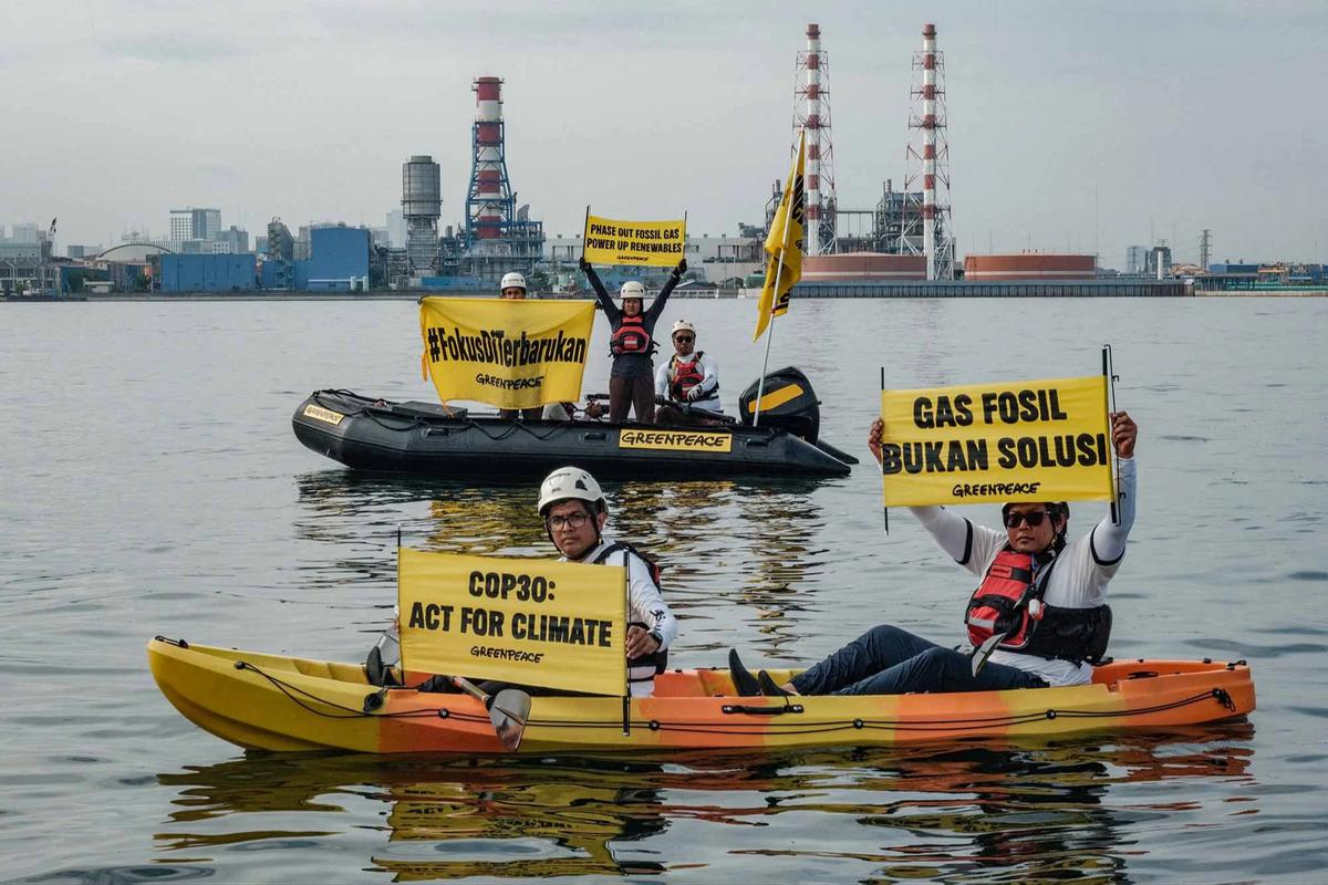 FOTO: Aksi Aktivis  Greenpeace di PLTU Muara Karang Soroti Arah Kebijakan Energi Indonesia