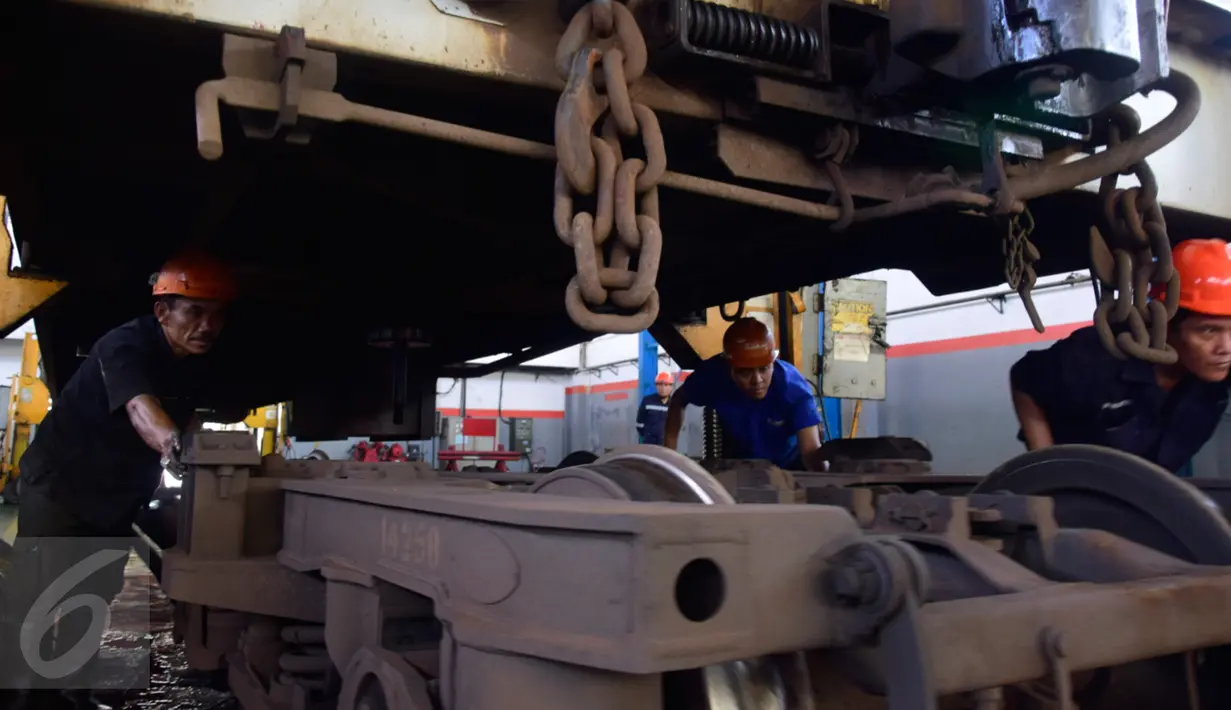 Pekerja Dari PT. KAI  melakukan perbaikan gerbong kereta di depo kereta Poncol Semarang, Jumat   (17/06). Persiapan menghadapi mudik lebaran tahun ini sejumlah gerbong kereta mengalami perbaikan. (Gholib)