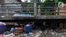 Tumpukan sampah terhampar di sepanjang proyek sodetan Kali Klender yang pembangunannya telah mangkrak. (merdeka.com/Imam Buhori)