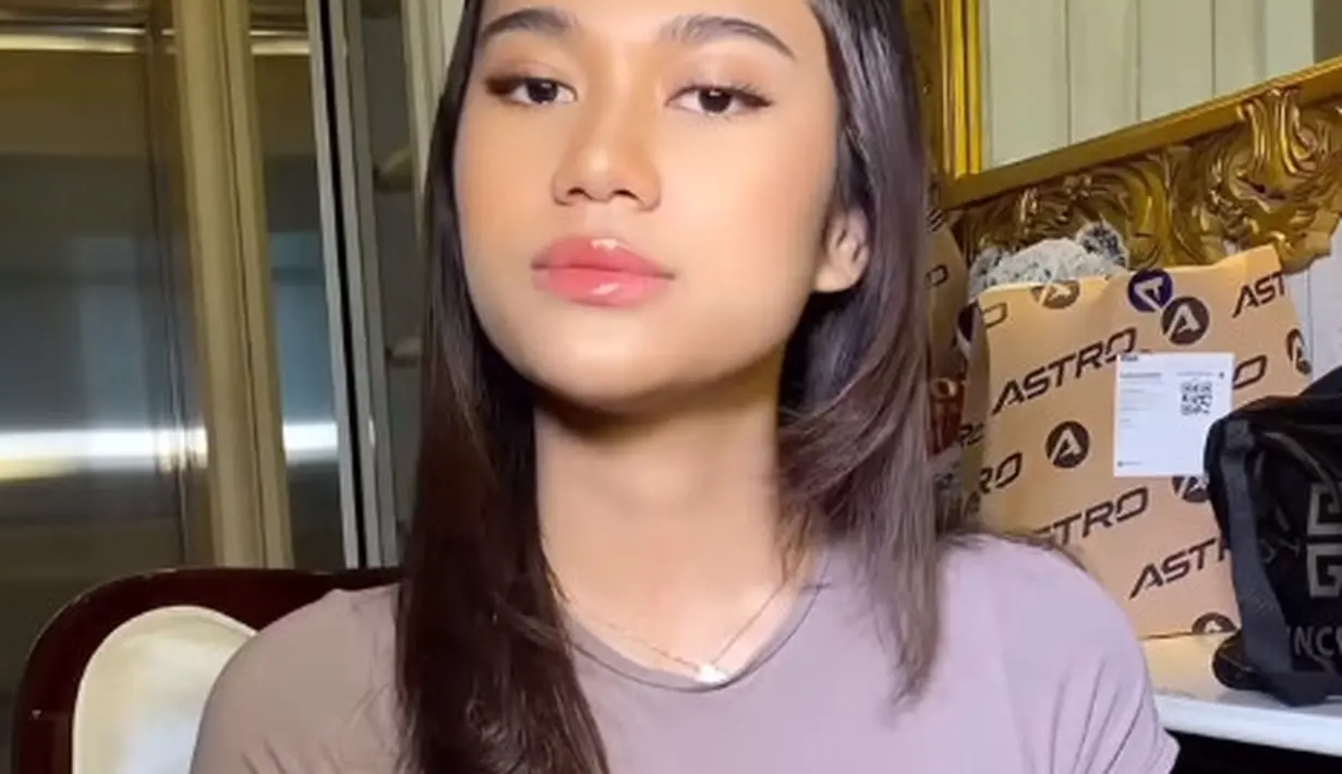 Tampilan winged liner bikin Azizah punya tatapan yang membius dan memikat [@azizahsalsha_]