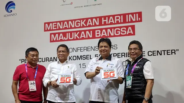 Dirut Telkomsel Ririek Adriansyah, Menkominfo Rudiantara, Menperin Airlangga Hartarto, dan Dirut Telkomsel Alex J. Sinaga. Liputan6.com/Jeko I.R