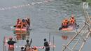 Petugas dari UPK Badan Air Dinas Lingkungan Hidup Kecamatan Duren Sawit beradu kecepatan saat lomba dayung di Kanal Banjir Timur, Jakarta, Sabtu (17/8/2019). (merdeka.com/ Iqbal S. Nugroho)
