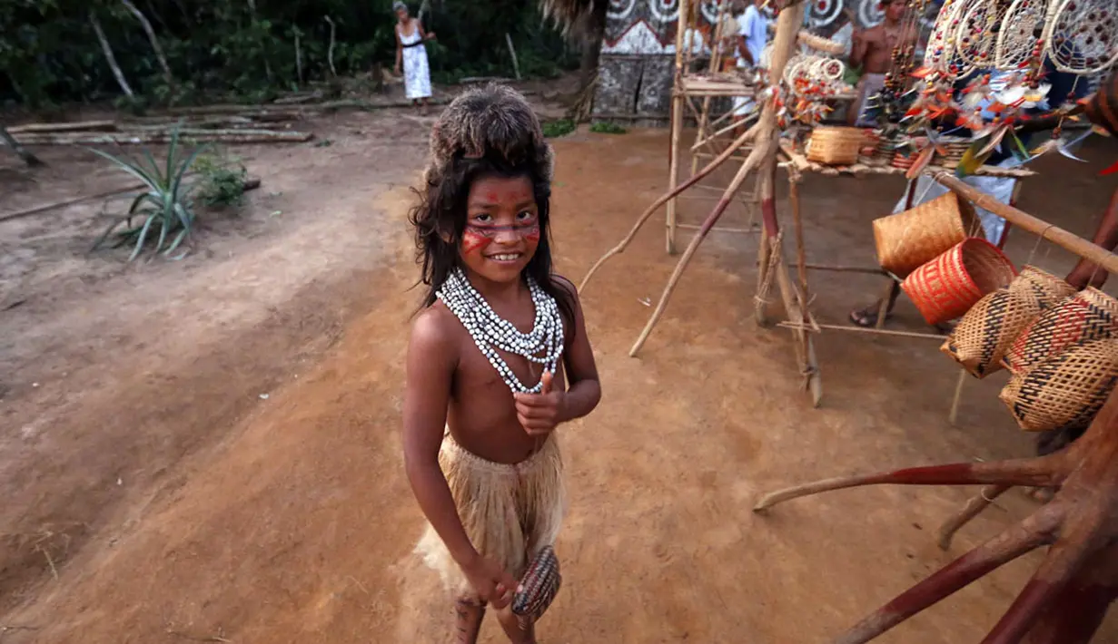 Seorang anak perempuan dari suku Amazon Tatuyo terlihat di Rio Negro (Black River), sebuah desa dekat Manaus City, Brasil, (23/6/2014). (REUTERS/Andres Stapff)