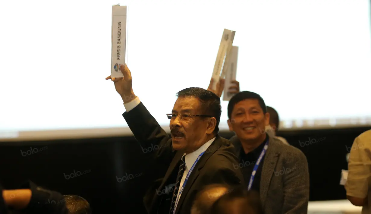 Umuh Muchtar, Ferry Paulus saat memberikan suara pada Kongres Luar Biasa PSSI di Ancol, Selasa (3/8/2016). (Bola.com/Nicklas Hanoatubun)