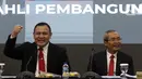 Ketua KPK, Firli Bahuri (kiri) saat menyampaikan rilis Kinerja dan Capaian Komisi Pemberantasan Korupsi (KPK) sepanjang tahun 2022 di Gedung Merah Putih KPK, Jakarta, Selasa (27/12/2022). KPK masih mencari lima tersangka yang masih buron. Kelimanya adalah Kirana Kotama alias Thay Ming, Paulus Tannos alias Thian Po Tjhin, Ricky Ham Pagawak, Izil Azhar, dan Harun Masiku. (Liputan6.com/Helmi Fithriansyah)