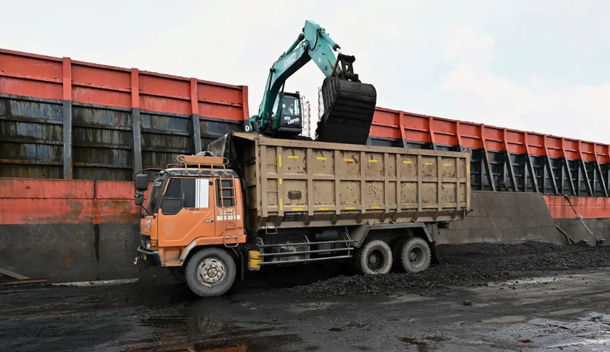 Batu bara dimuat ke truk di Pelabuhan Karya Citra Nusantara (KCN) Marunda, Jakarta, 17 Januari 2022. Indonesia melonggarkan larangan ekspor batu bara. (ADEK BERRY/AFP)