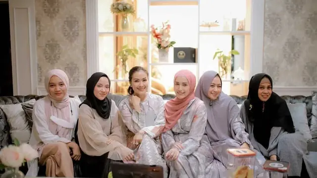 6 Momen Buka Bersama di Rumah Iis Dahlia, Ada Nissa Sabyan hingga Pasha Ungu
