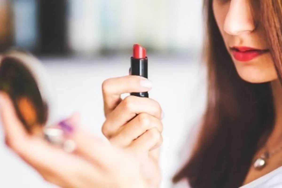 [bintang] Bukti Kalau Cewek dengan Lipstik Merah adalah Spesial