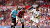 Pemain Manchester United (MU), Matheus Cunha (kiri), berusaha lepas dari kawalan pemain Fiorentina pada laga uji coba di Old Trafford, Sabtu (9/8/2025) malam WIB. (Nick Potts/PA via AP)