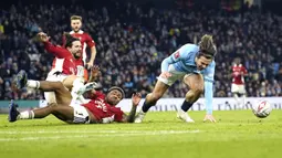 Pemain Manchester City, Jack Grealish (kanan) berusaha melewati penjagaan sejumlah pemain Salford City pada laga lanjutan Piala FA 2024/2025 di Etihad Stadium, Manchester, Inggris, Minggu (12/01/2025). (AP Photo/Dave Thompson)
