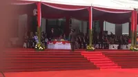 Presiden Joko Widodo bertindak sebagai inspektur upacara dalam peringatan hari ulang tahun ke-73 tentara nasional Indonesia (TNI). Upacara digelar di Plaza Mabes TNI Cilangkap, Jakarta Timur, Jumat (5/10/2018). (Merdeka.com/Titin Supriatin)