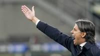 Pelatih Inter Milan, Simone Inzaghi, melakukan protes saat melawan Juventus pada lanjutan pekan ke-27 Liga Italia di Stadion Guiseppe Meazza, Senin (20/3/2023). Kekalahan Inter Milan membuat mereka melorot ke urutan tiga dengan nilai 50. Adapun Juventus berhasil merangsek ke posisi tujuh dengan 41 poin. (AP Photo/Antonio Calanni)