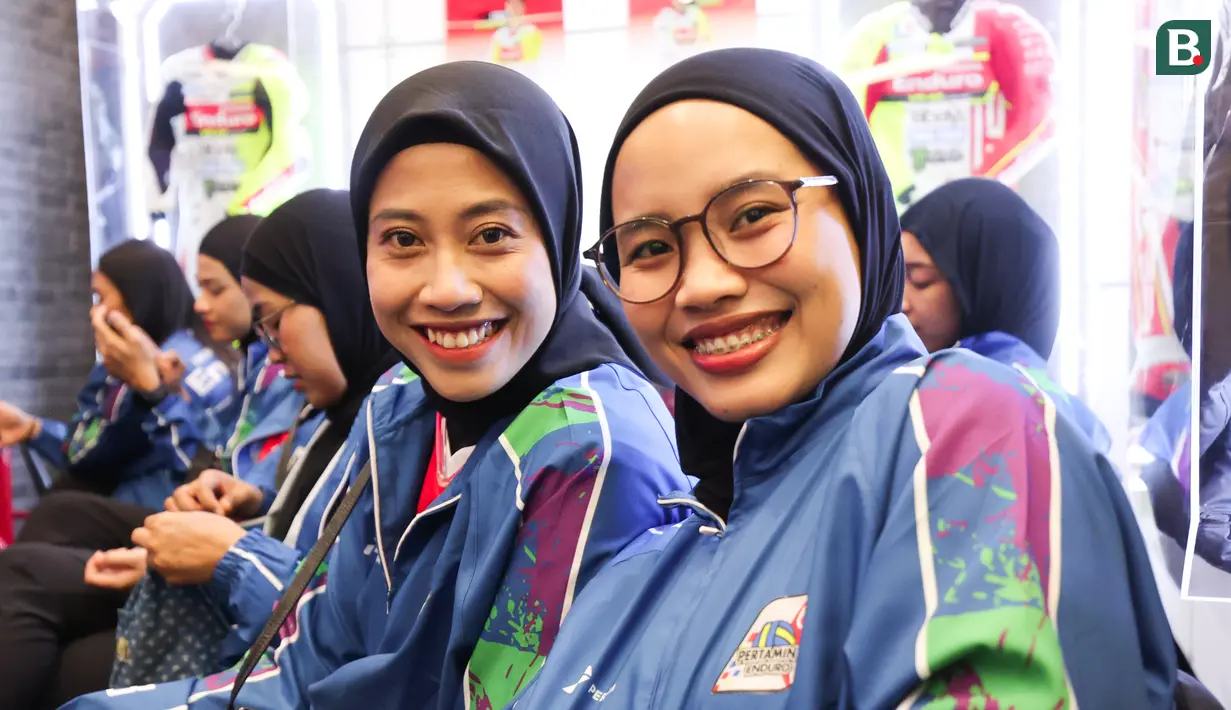 Megawati Hangestri (kiri) bersama kapten Jakarta Pertamina Enduro, Tisya Amallya Putri pada acara launching tim untuk kompetisi Proliga 2026 yang berlangsung di Enduro x Fastron Lounge, Gedung Oil Center, Thamrin, Jakarta Pusat pada Senin (05/01/2026).