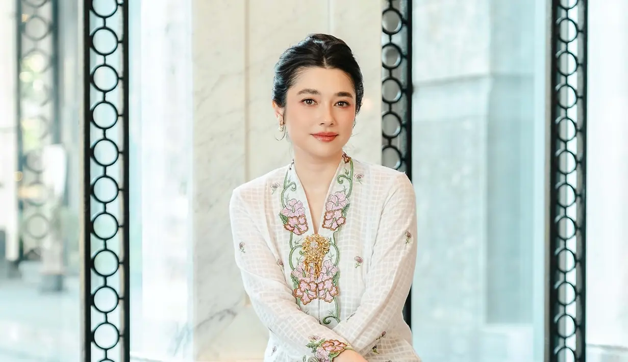 Kebaya yang dipilih Amanda memiliki sentuhan desain yang sederhana namun elegan, dengan warna cerah lembut yang menambah kesan anggun. Potongan kebaya yang pas di tubuhnya dipadukan sempurna dengan kain batik berwarna coklat, menciptakan harmoni antara tradisi dan keanggunan kontemporer. Tidak hanya itu, riasan wajah Amanda yang natural serta tatanan rambutnya yang simpel namun tertata rapi semakin melengkapi penampilannya yang mempesona. (Liputan6.com/IG/@amandarigby6)