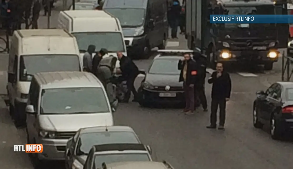 Salah Abdeslam ditangkap Polisi Belgia pada saat pengerebekan sebuah apartemen, Molenbeek, Brussel, Belgia, (18/3). Abdeslam merupakan sopir yang menurunkan tiga pelaku bom bunuh diri di dekat Stade de France, Paris. (REUTERS/VTM)