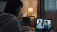 Ilustrasi cewek nonton drama China. [Foto: Gemini]