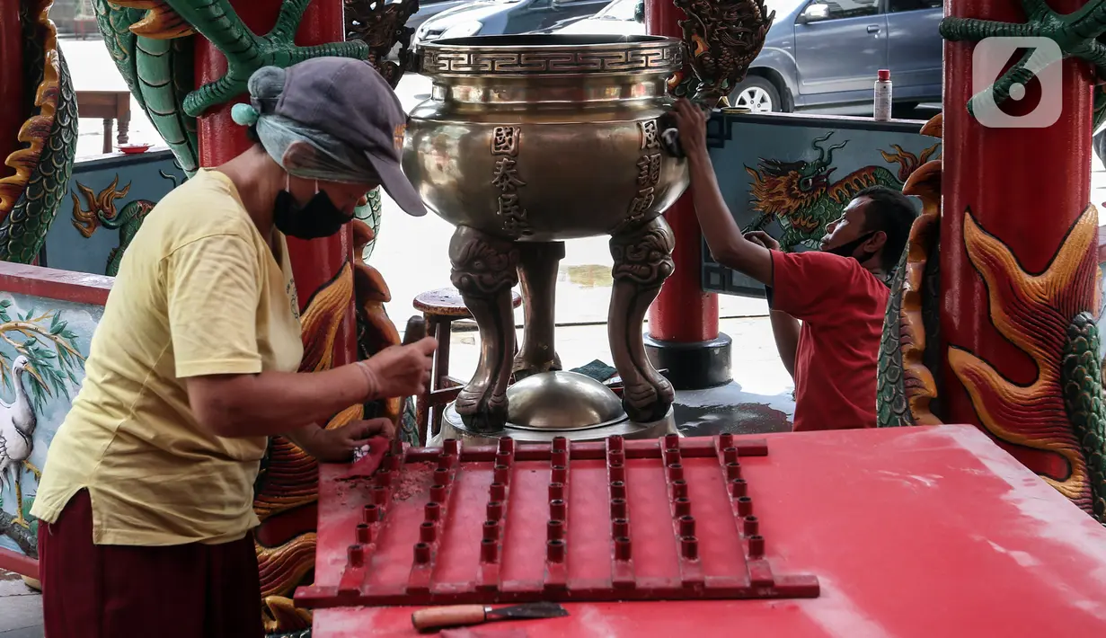 Warga keturunan Tionghoa melakukan ritual bersih-bersih di Vihara Amurva Bhumi, Jakarta, Sabtu (14/1/2022). Tradisi ini rutin dilakukan jelang perayaan Tahun Baru Imlek. (Liputan6.com/Johan Tallo)