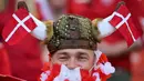 Seorang penggemar Denmark menonton sebelum pertandingan sepak bola Euro 2024 Grup C antara Slovenia dan Denmark di Stuttgart Arena, Stuttgart pada 16 Juni 2024. (DAMIEN MEYER/AFP)