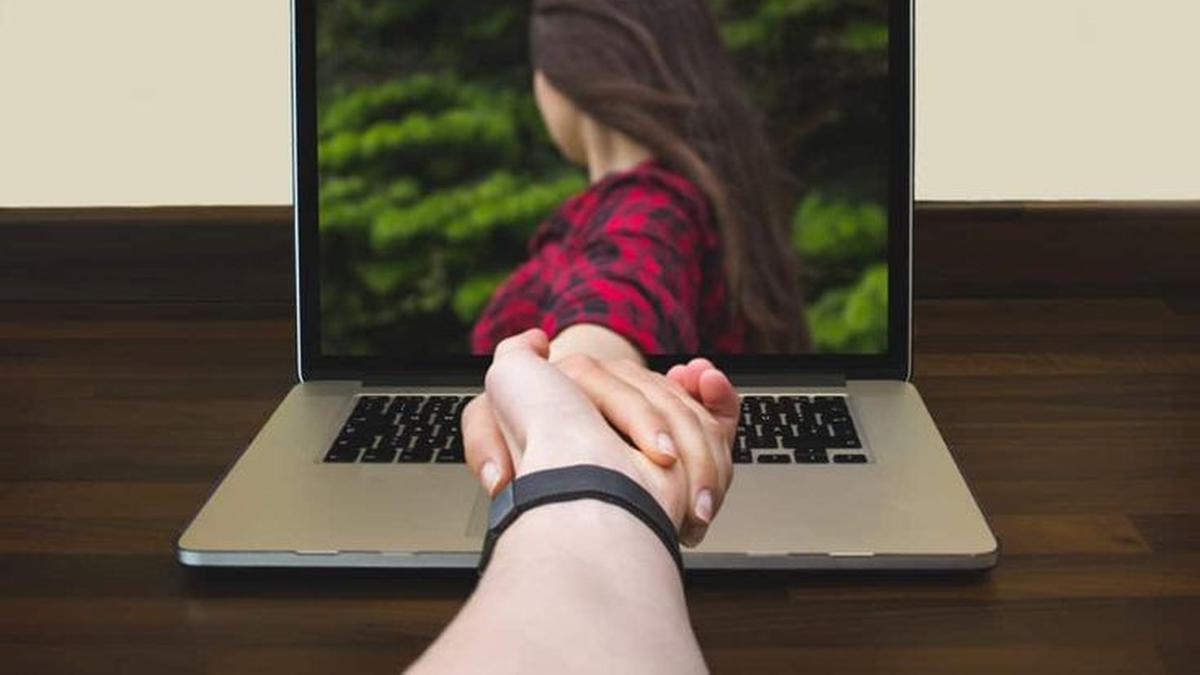 5 Tanda Pria yang Benar-benar Jatuh Cinta, Perhatikan Detail Kecil Pasangan