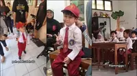 4 Potret Kiano dan Kenzo Pakai Seragam SD saat Syuting Film Bareng, Kakak-Adik Menggemaskan