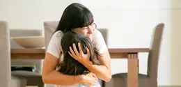Cara untuk memperbaiki kesalahan pada anak bisa dilakukan dengan meminta maaf secara tulus. (Foto/dok: Freepik/pch.vector)