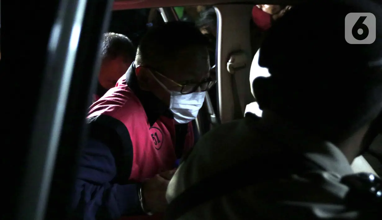 Terpidana kasus pembalakan liar dan perusakan alam, Adelin Lis usai rilis penahanan di Gedung Penerangan Kejaksaan Agung, Jakarta, Sabtu (19/6/2021). Adelin Lis ditangkap di Singapura dan dipulangkan ke Indonesia setelah buron selama 13 tahun. (Liputan6.com/Helmi Fithriansyah)