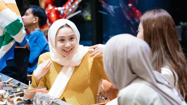 Gaya Akrab Nagita Slavina dan Selvi Ananda Nongkrong Bareng, Tampil Layaknya Bestie Meski Tanpa Outfit yang Sama