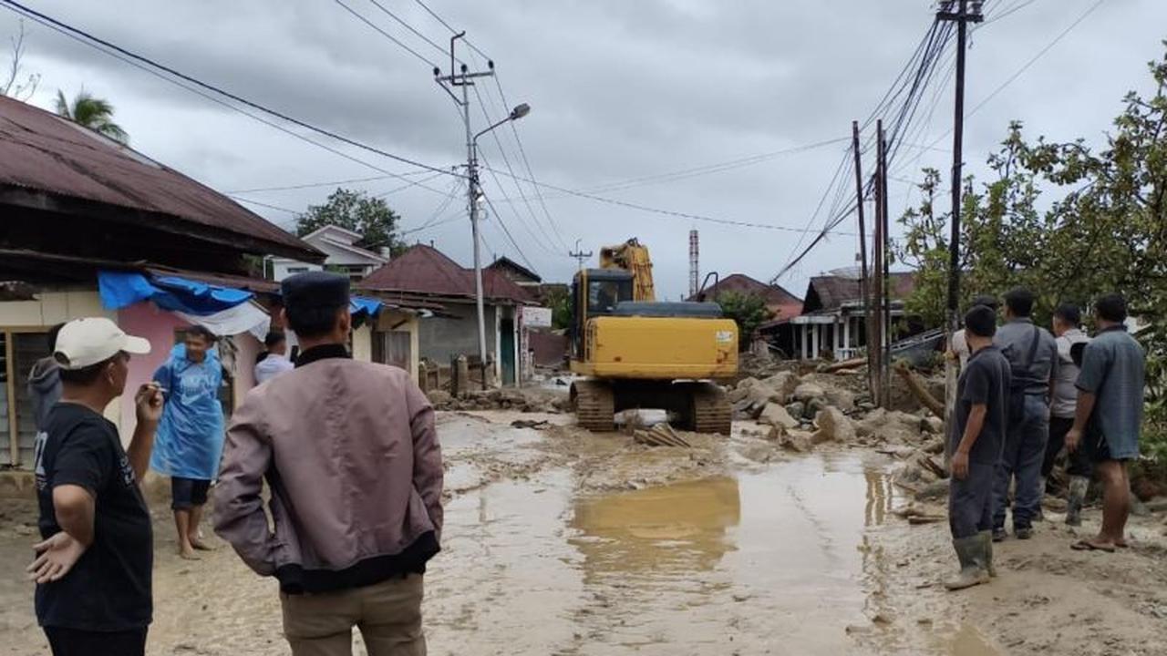Jalan Maninjau Agam Kembali Normal Setelah Longsor, Akses Lubuk Basung-Bukittinggi Lancar