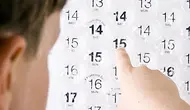 Ilustrasi melihat kalender | Via: popavenue.com