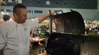 Salah satu chef executive Archipelago menunjukkan kebolehannya mengolah brisket. Foto (Liputan6.com / Panji Prayitno)