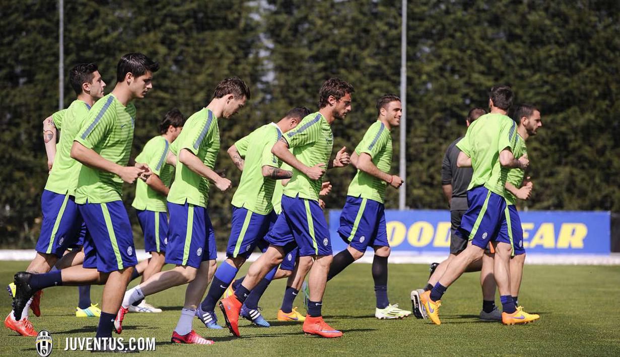 Demi menghindari cedera yang tak diinginkan para pemain Bianconeri melakukan jogging sebelum memulai latihan berat (Juventus.com)