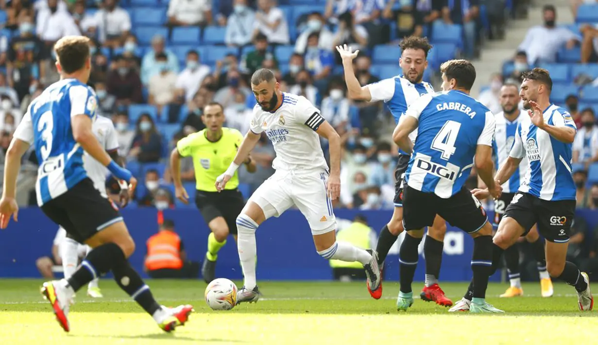 Pemain Real Madrid Karim Benzema (tengah) mengontrol bola saat malawan RCD Espanyol pada pertandingan La Liga Spanyol di Stadion Cornella-El Prat, Barcelona, Spanyol, Minggu (3/10/2021). Real Madrid kalah 1-2. (AP Photo/Joan Monfort)