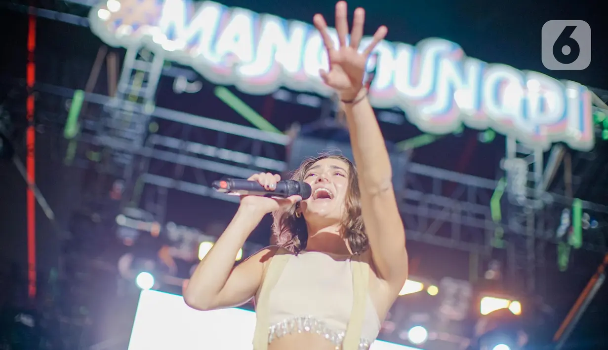 Penampilan Anna Hamilton di atas panggung saat tampil dalam Festival Musik ManggungDi di BSD, Tangerang, Sabtu (3/9/2022). Dalam penampilannya Anna Hamilton membawakan lagu hitsnya diantaranya Selfy Help dan Bad Liar. (Liputan6.com/Faizal Fanani)