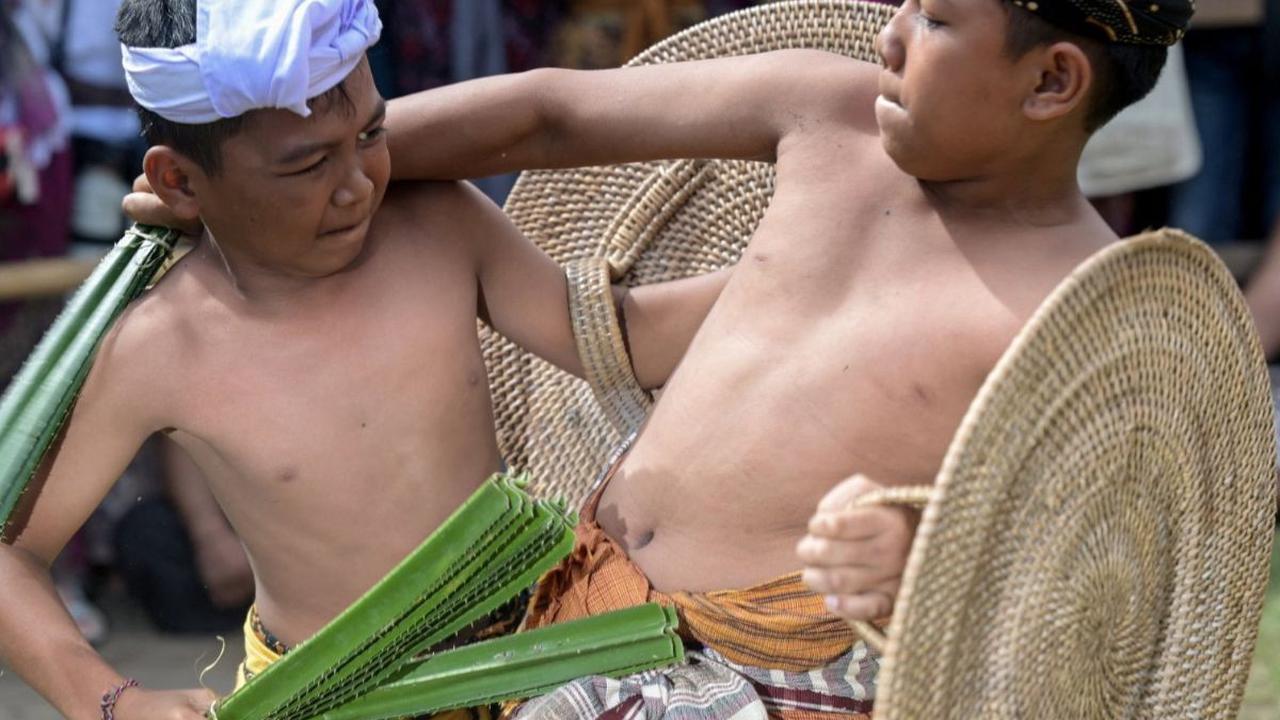 Anak-anak bertarung dalam tradisi Perang Pandan di Desa Tenganan, Karangasem, Bali, Rabu (5/6/2024). Tradisi Perang Pandan, yang juga dikenal sebagai Mekare-kare, merupakan bagian dari ritual Sasih Sembah di Desa Tenganan, Bali.&nbsp;Foto: Sonny Tumbelaka